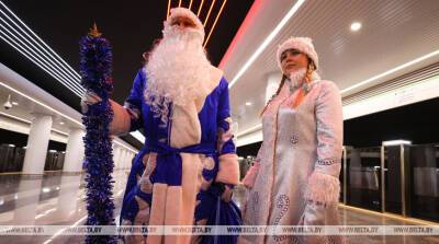 ФОТОФАКТ: Дед Мороз и Снегурочка поздравили пассажиров Минского метрополитена