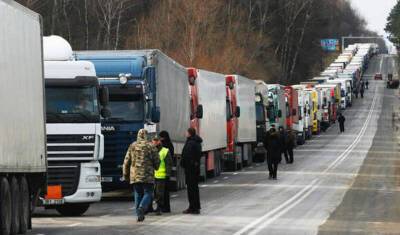 На российско-китайской границе образовалась очередь из 250 грузовиков