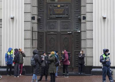Адвокат Бирюков рассказал о перспективах «Мемориала»* после решения Верховного суда о его ликвидации