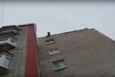 Железный лист может упасть на головы посетителям поликлиники в Петрозаводске