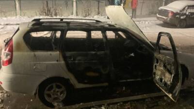 Два припаркованных автомобиля загорелись в Буграх