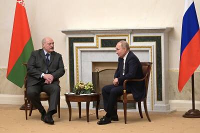 Лукашенко поблагодарил Путина за поддержку на фоне безмозглых санкций