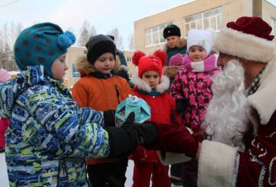 В детском саду Гатчинского района побывал пожарный Дед Мороз