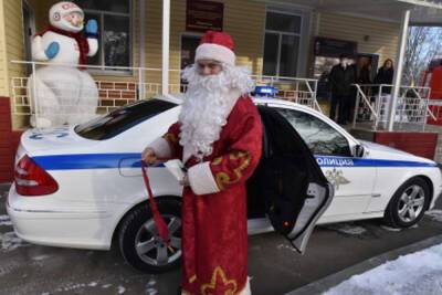 Полицейский Дед Мороз осуществил мечту маленького пациента из воронежской больницы