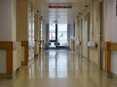Прокуратура: В красноярской больнице загорелся телефон, заряжавшийся под матрасом пациента