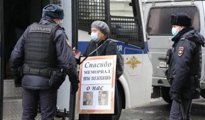 У Верховного суда, где идет процесс над «Мемориалом»*, начались задержания активистов