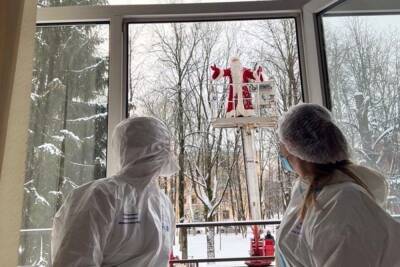 Дед Мороз наведался в ковидный госпиталь ЦГКБ в Великом Новгороде