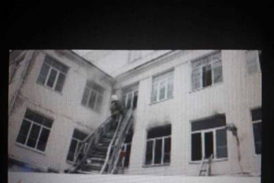 Мэр Саратова на месте оценил последствия пожара в школе № 18