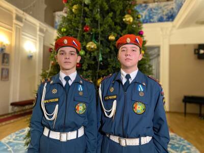 Двух кадетов из Братска наградили медалями МЧС России за спасение людей при пожаре