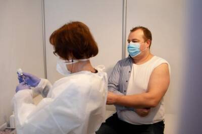 Кабмин Литвы утвердил обязательные прививки для медиков и соцработников