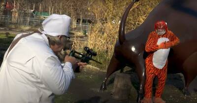 Директор в костюме тигра и игра на баяне. Одесский зоопарк снял новогоднее поздравление в стиле экшн (видео)