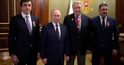 Путин вручил награды прославленным российским хоккеистам