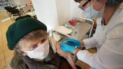 В Москве за год вакцинировались от COVID-19 более 1,4 млн пожилых жителей