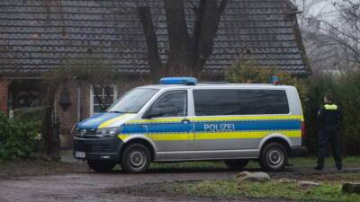 Двойное убийство в Нижней Саксонии: мужчина в черном плаще ворвался в дом и открыл стрельбу