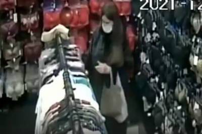 В Брянске женщина украла пеньюар в магазине одежды