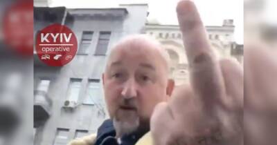 Бил в окно и показывал средний палец: Алексей Мочанов оскандалился в центре Киева (видео)