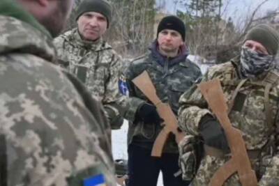Территориальную оборону Украины вооружили деревянными автоматами (видео)