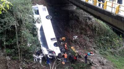 Семь человек погибли при падении автобуса в пропасть в Колумбии