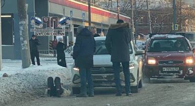 Иномарка сбила девушку около мебельного базара в Московском районе
