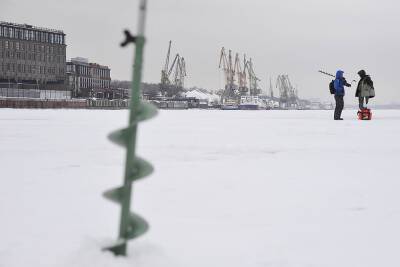 Москвичам рассказали о правилах безопасной зимней рыбалки