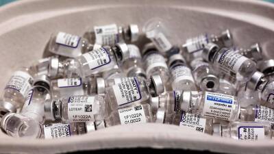 Голландцы едут за "бустерной" прививкой в соседнюю Германию