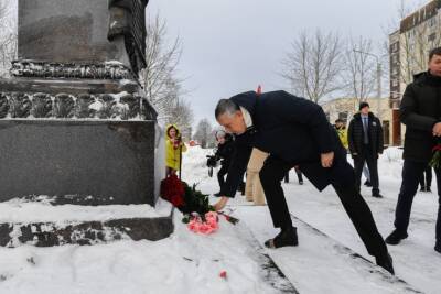 Александр Дрозденко возложил цветы к бюсту Героя Советского Союза в Волхове