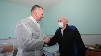Кубраков поздравил с праздниками ветерана ведомства во время визита в Республиканский госпиталь МВД