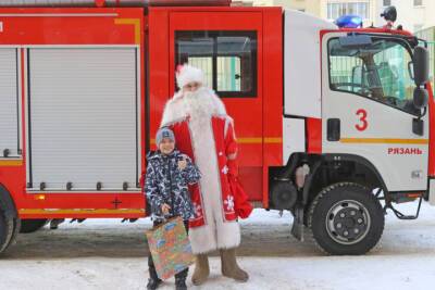 По Рязани проехали Деды Морозы на пожарных машинах