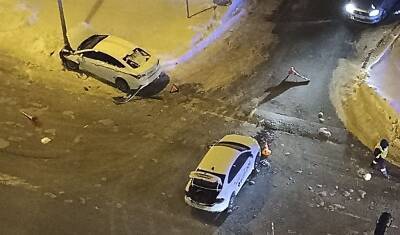 В Тюмени на Харьковской в ДТП с такси автомобиль влетел в столб