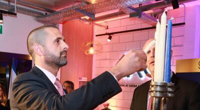 Первый посол Израиля в Бахрейне вручил верительные грамоты королю Хамаду