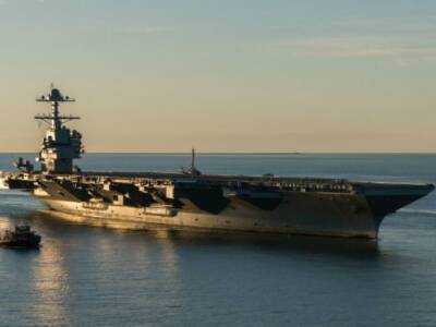 «Из-за российской угрозы»: США оставили авианосец и пять кораблей в Средиземном море