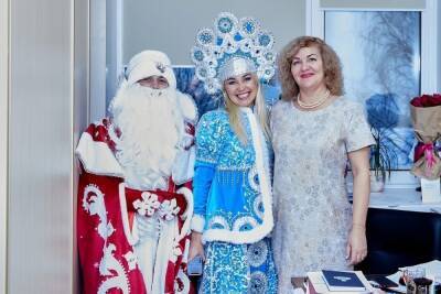 Дед Мороз и Снегурочка навестили малышей в Тосненской больнице