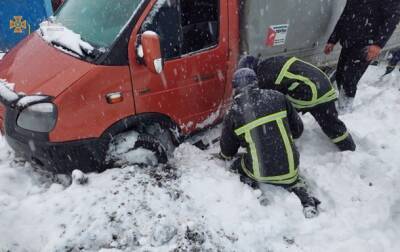Дороги Украины сковали снегопады