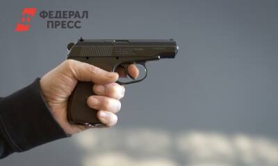 Трое неизвестных обстреляли из травматического оружия мужчину в московском ТЦ