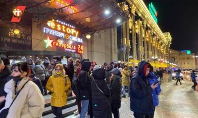 Екатеринбургский ТЦ «Гринвич» срочно эвакуировали: у входа полиция и пожарные