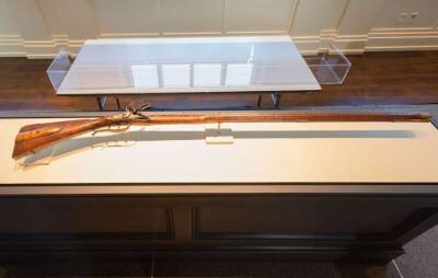 ФБР вернуло в музеи старинное оружие, похищенное полвека назад