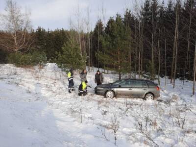 В Сморгони сотрудники ГАИ помогли вытянуть автомобиль из кювета