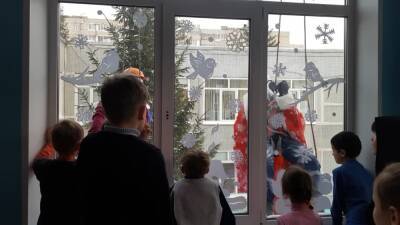 Десант Дедов Морозов спустился с крыши и поздравил воспитанников чебоксарского реабилитационного центра