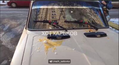 Курьез: в Харькове машину, которая перегородила вход в подъезд, забросали яйцами (ФОТО)