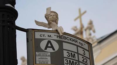 В Петербурге демонтировали фигурку ангела, делающего селфи на фоне храма