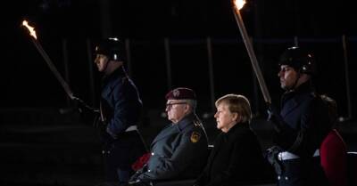 Прощальная церемония Меркель. Благодарность медикам за борьбу с ковидом и шлягер в исполнении военного оркестра
