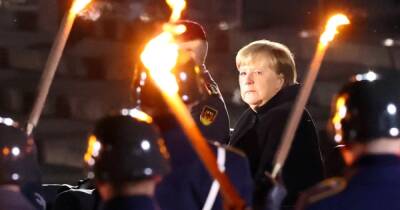 С факелами и орлами. В Германии прошла церемония прощания с канцлером Меркель (видео)