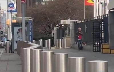 В Нью-Йорке у штаб-квартиры ООН вооруженный мужчина сдался полиции