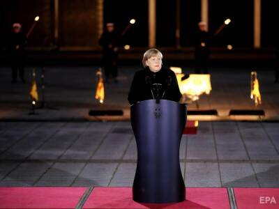 В Берлине состоялась церемония прощания с Меркель – со слезами, ее любимой музыкой, факелами и аплодисментми. Видео