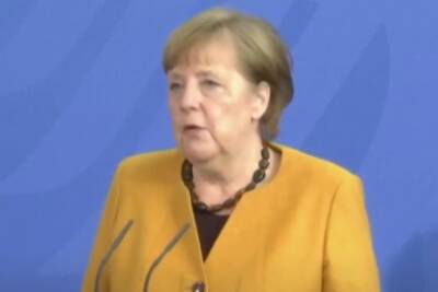 Меркель напоследок запретила непривитым немцам ходить в магазины и бары