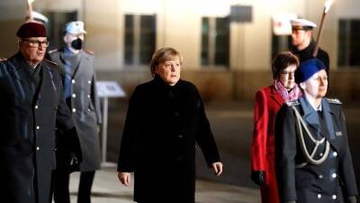 Меркель ушла после 16 лет у власти под панк-рок про нудистов. И это в стиле ее биографии