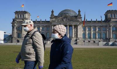 В Германии непривитым от коронавируса гражданам запретят ходить в магазины
