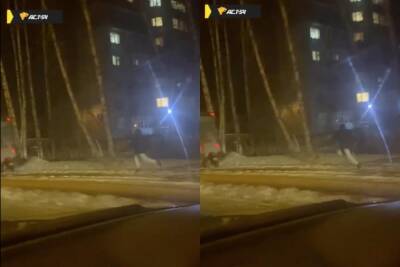 В Новосибирске зацепер не смог ухватиться за трамвай и попал на видео