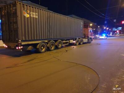 В Новосибирске контейнеровоз зацепился за путепровод