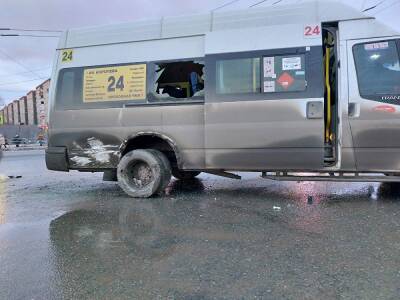 В Челябинске в столкновении маршрутки и легковушки пострадал подросток